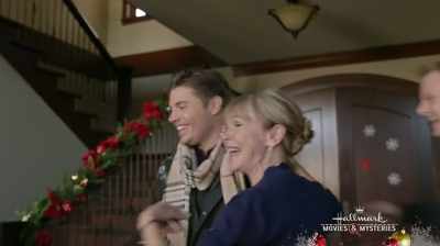 [cheering]
Lee! You made it! - Time for Me to Come Home for Christmas