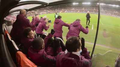 -[cheering]
-[narrator] A 1-0 victory at Newcastle - All or Nothing: Manchester City
