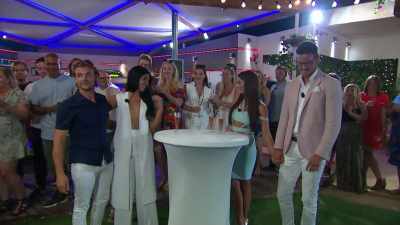 (CHEERING) - Love Island