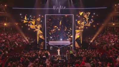 CHEERING - An Audience With Kylie