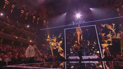 CHEERING - An Audience With Kylie