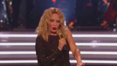 CHEERING - An Audience With Kylie