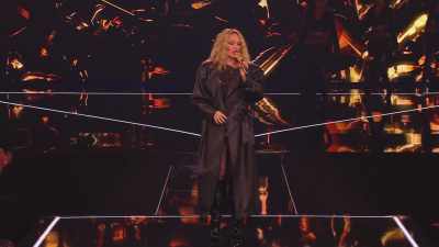 CHEERING - An Audience With Kylie
