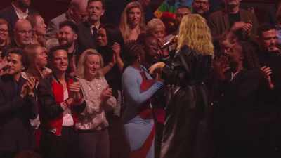 CHEERING - An Audience With Kylie