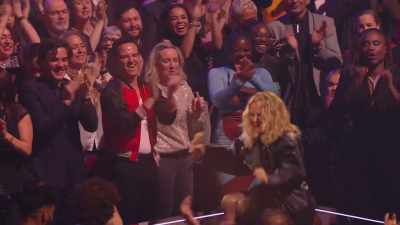 CHEERING - An Audience With Kylie