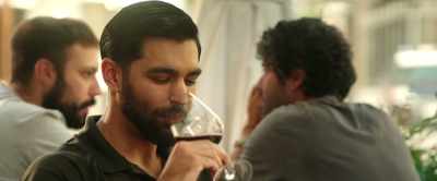 - Cheers.
- Cheers. Cheers to meeting you. - Meet Me in Rome
