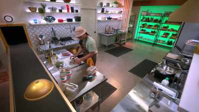 CHEFFY: Hurry, Josh!
Pivot! Pivot, pivot, pivot! - Secret Chef