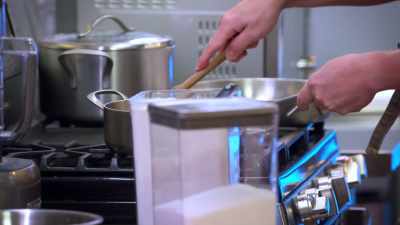 CHEFFY (on speaker):
Chefs, 10 minutes remain. - Secret Chef