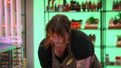 CHEFFY (on speaker):
Chefs, 10 minutes remain. - Secret Chef