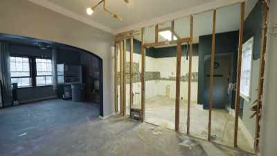 [Chelsea] I really wanna unify
the kitchen and dining room. - Down Home Fab