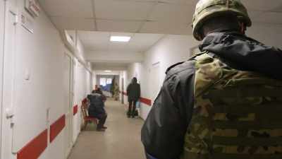 CHERNOV [voice-over]: We head
to the exit, but it's too late. - 20 Days in Mariupol