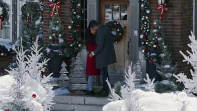 ♪ Chestnuts roasting,
champagne toasting ♪ - We Wish You a Married Christmas