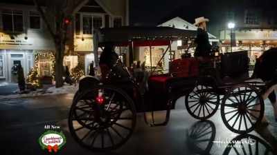 - Chiar pare Londra victoriană, nu ?
- Da. - A Dickens of a Holiday!