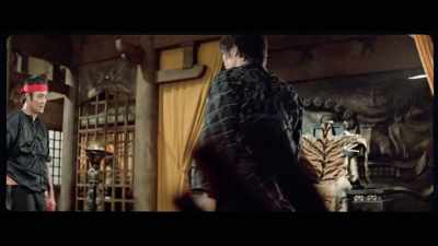 'Chieh Yuan switches gears
and resorts to empty-hand combat. - The Final Game of Death