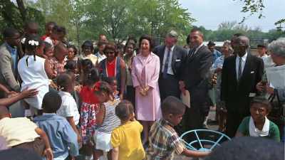 [children chanting] - First Ladies