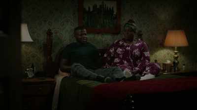 [children chatter, laughter] - Good Girls
