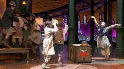 (children cheering each other) - Annie Live!