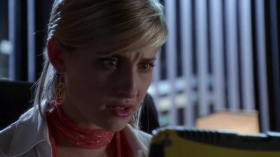 Chloe, there's no one here. - Smallville