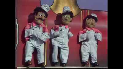 ♪ Choo-choo, boop-boop, boop, boop ♪ - The Muppet Show