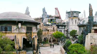 [Chris] A land that celebrates
Star Wars - Star Wars: Galaxy's Edge - Adventure Awaits