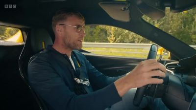 Chris is catching me
in the little Porsche. - Top Gear