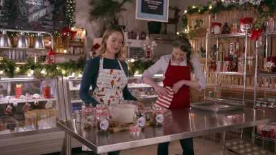 [Christmas music playing] - Catering Christmas
