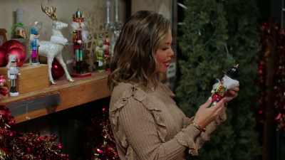 Christmas store-slash-café,
it's inspired. - Once Upon a Main Street