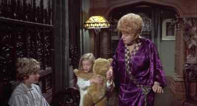 Christopher, what's
the matter?
What is it, dear? - Whoever Slew Auntie Roo?