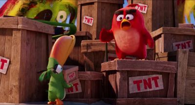 Chuck, I need you to tie those crates together. - The Angry Birds Movie