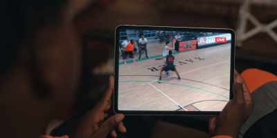 - CHUCK Pass the ball.
(ON VIDEO) ...handling - The Crossover