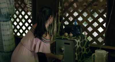 [chuckles] Everybody
are foreigners here. - Death of Me