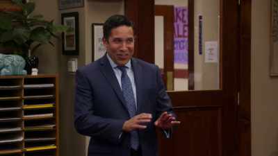 [chuckles] Iglesias, no, no, no, no, no.
This is completely different. - Mr. Iglesias