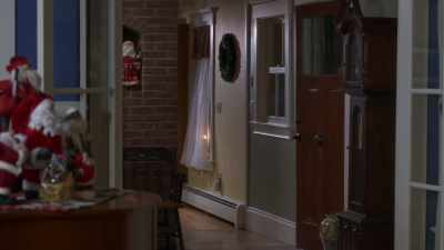 -[chuckles]
-[knocking] - Christmas a la Mode