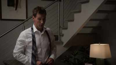 [Chuckles] Ow.
Yeah, that was good pain. - Tyler Perry's The Oval