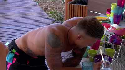 (CHUCKLES) - Love Island