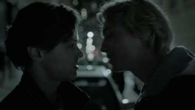 [chuckles] - Eyewitness