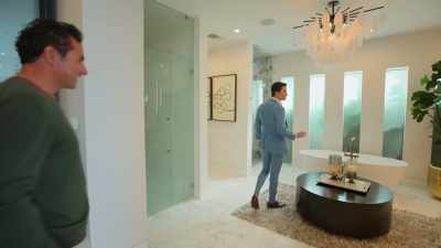 - [chuckles] Separate bathrooms!
- Right? [Laughs] - Selling The OC