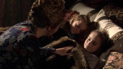 (chuckles softly) - Reign