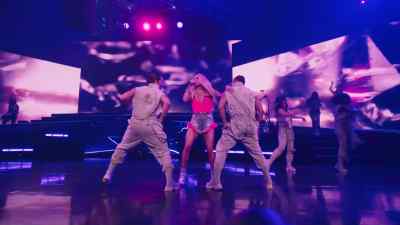 [ Chuckles ]
Very smooth. - Carrie Underwood: Reflection