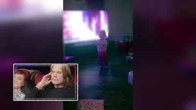 - [chuckles]
- [woman gasps] Whoa! - The Osbournes Want to Believe