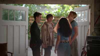 -[chuckling]
-[horn honks] - Julie and the Phantoms