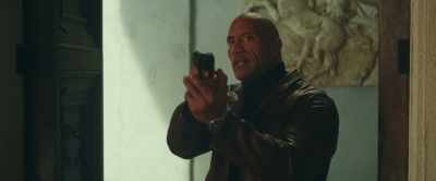 -[chuckling] Whoa. Whoa, whoa, whoa.
-Ah. [tuts] - Red Notice
