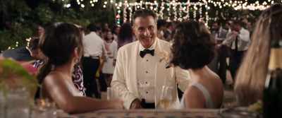 -Cielos, ahí está.
-¿Cómo están, chicas? - Father of the Bride