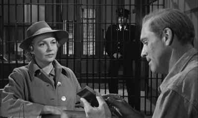- Cigarette case?
- Powder compact. - Birdman of Alcatraz