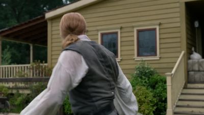 - Claire!
- Arrest him! - Outlander