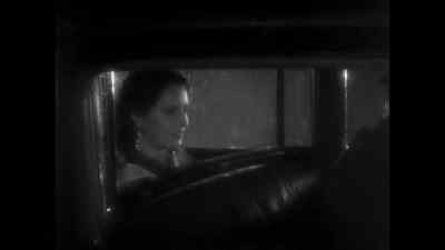 (clamoring)
(screaming) - The Miracle Woman