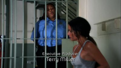 - [ Clangs ]
- Glenanne, it's chow time. - Burn Notice