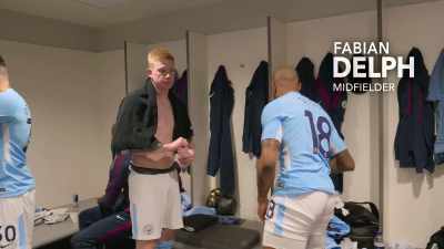 [clapping and indistinct shouting] - All or Nothing: Manchester City