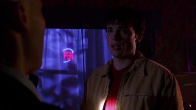- Clark, how did you...?
- Same way you did. - Smallville