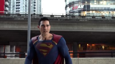 Clark, we need you to open this. - Supergirl